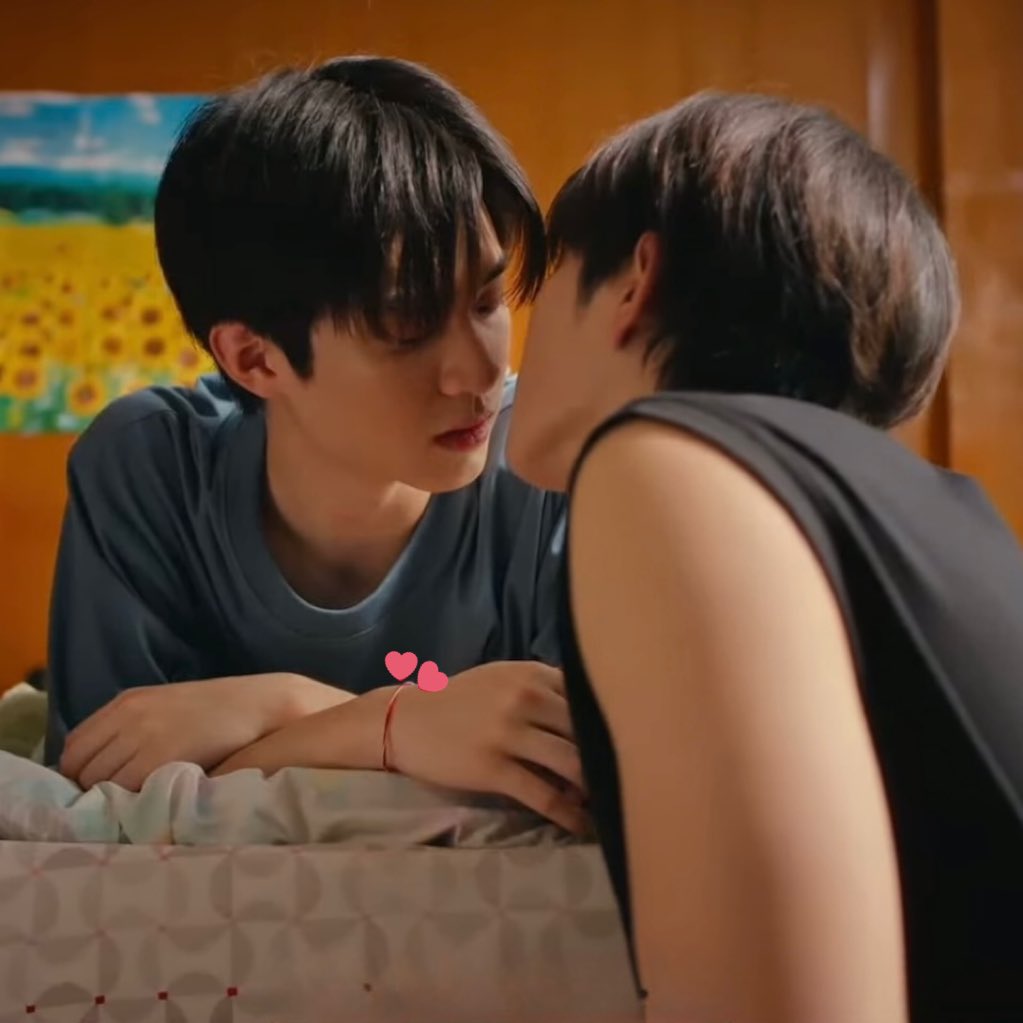 aston_lvr's tweet image. upon rewatching the pilot teaser, i noticed that they are already wearing the red thread on their wrist… meaning they probably filmed 17th Spring right after the chiang mai trip 😭😭 no wonder they be ghosting us for days that time 😭🤌

#17thSpringSeries #GMMTV2026 #chokunaston