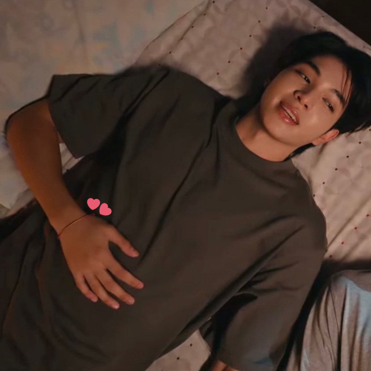 aston_lvr's tweet image. upon rewatching the pilot teaser, i noticed that they are already wearing the red thread on their wrist… meaning they probably filmed 17th Spring right after the chiang mai trip 😭😭 no wonder they be ghosting us for days that time 😭🤌

#17thSpringSeries #GMMTV2026 #chokunaston