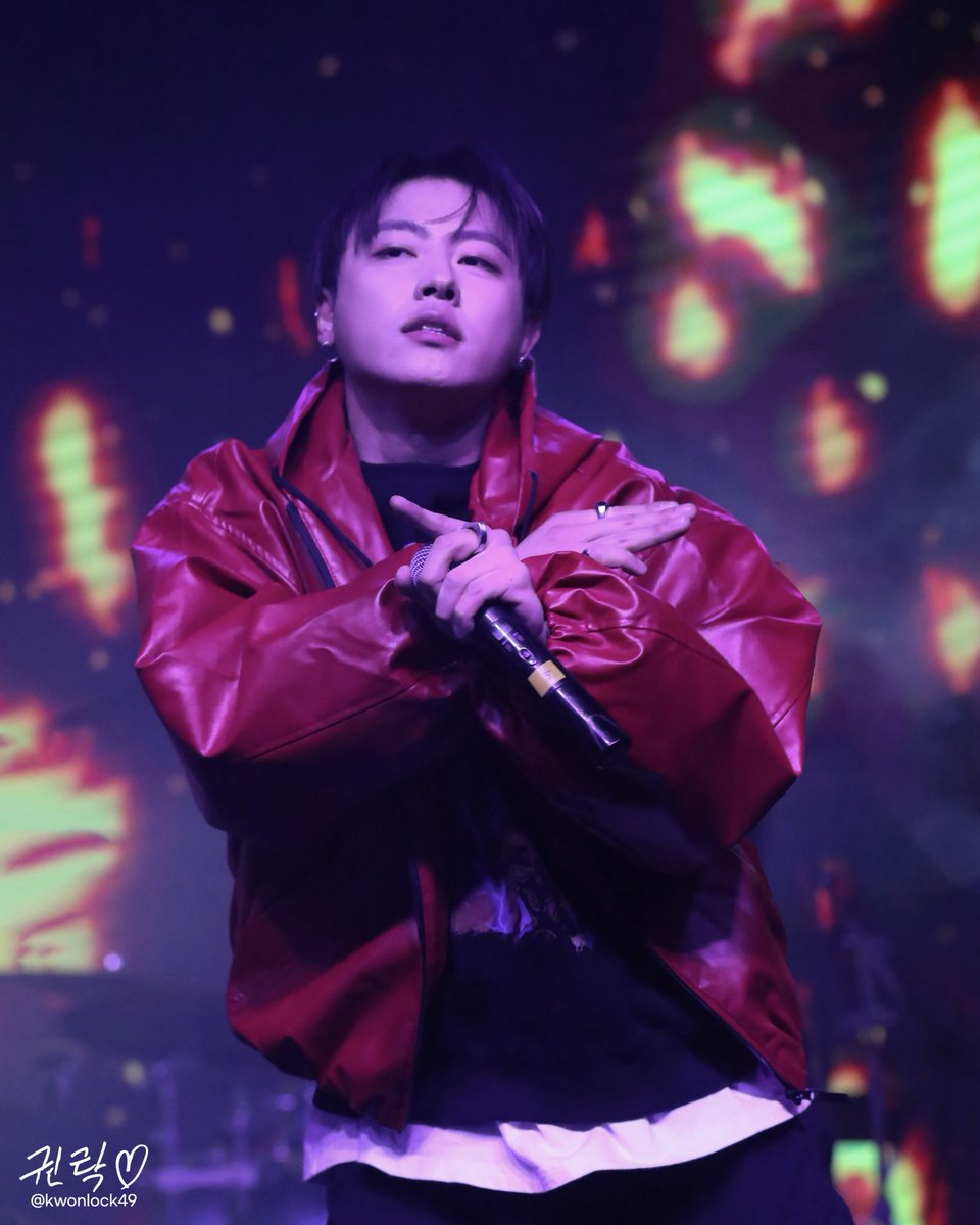 kwonlock49's tweet photo. 251122 Young&amp;Free Festival

노래마다 표정 바뀌는 거 너무 GOAT하실게요🐐

#유권 #블락비 #블락비유권 #BLOCKB #ukwon https://t.co/BIOOWNZ7DA