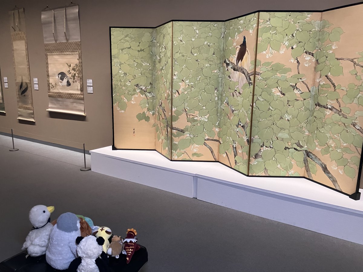 ncam_Nagoya's tweet image. 【#ぬいぐるみお泊り会】今日の閉館後は、展示室でキレイな鳥や昔の名古屋の風景を描いた作品を鑑賞しました！1枚目の《蓄音機》という作品では、着物をきたお姉さんが音楽を聴いています。昔は音楽を聴くためには、こんなに大きな機械が必要でした。