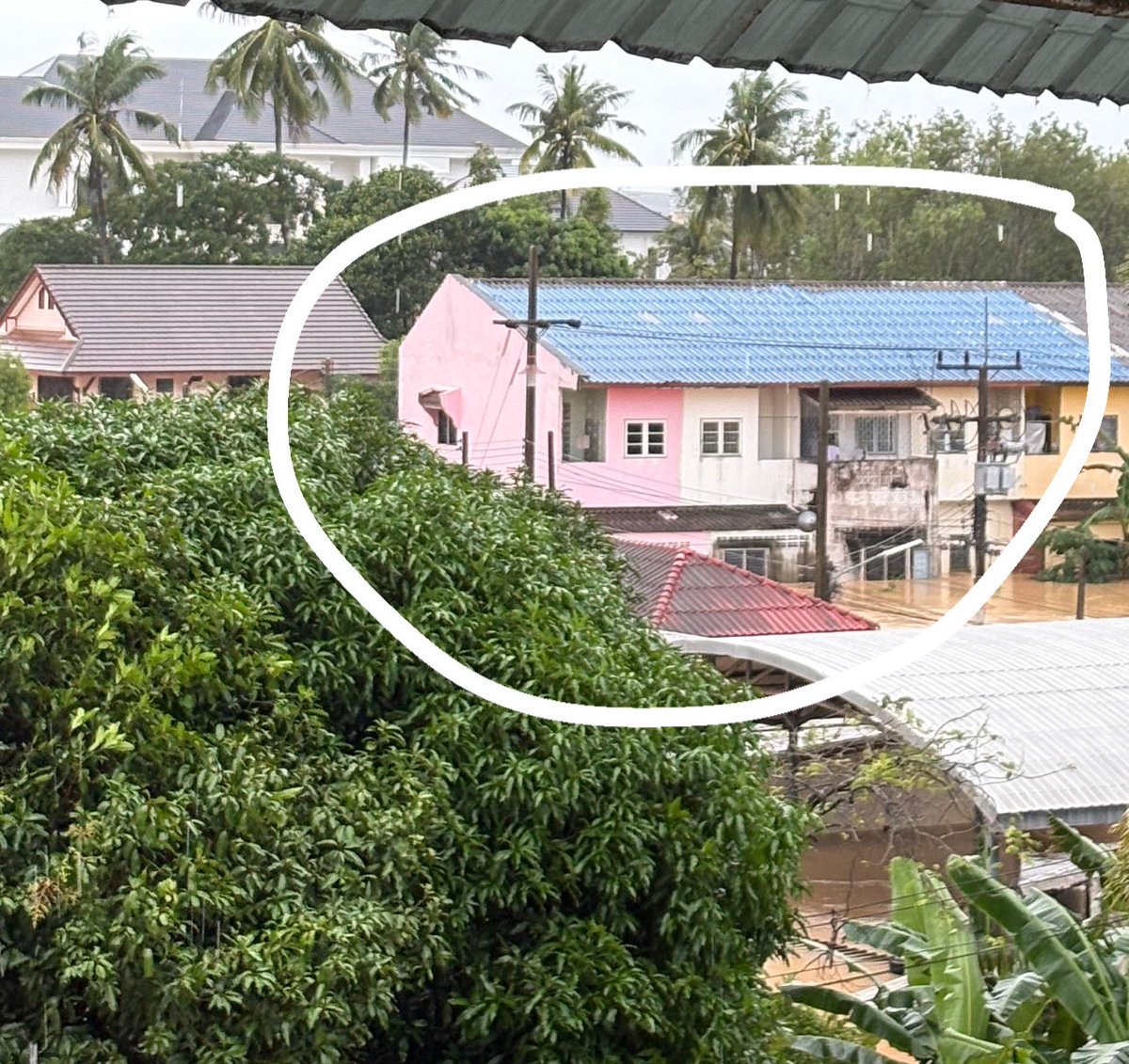 happensonsunday's tweet image. รบกวนช่วยรีทวิตหน่อยนะคะ หลังบ้านเราบริเวณ ต.คลองแห ซอยศูนย์พัฒนาเด็กเล็กบ้านท่าไทร มีคนตะโกนขอความช่วยเหลือ ไม่มั่นใจว่าอยู่กี่คน ตะโกนคุยกันไม่ได้ยิน ทางนี้ช่วยเค้าโทรขอความช่วยเหลือไม่ติดสักเบอร์ บางเบอร์ติดก็วางหูใส่ แต่คาดว่าไม่มีอาหารแล้วค่ะ #น้ำท่วมหาดใหญ่