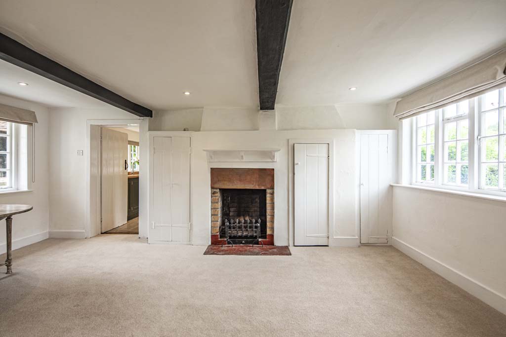 Exchange on this refurbished detached cottage situated off a quiet lane and overlooking open fields, close to the heart of the village. Ashampstead, Berkshire / £875,000 #OpeningNewDoors #Property #EstateAgent #RealEstate warmingham.com/me/propertylin…