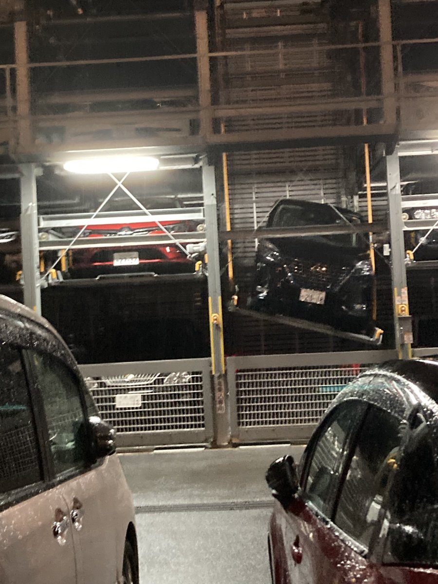 B_a_r_a's tweet photo. 大阪では風が強かったせいで、うちの駐車場で大事件。他につぶれた車はなさそうなのが何よりだけど、僕の車の横で止まったせいで、修理で傷がつかないか心配。 https://t.co/d5Y2O7T7CL