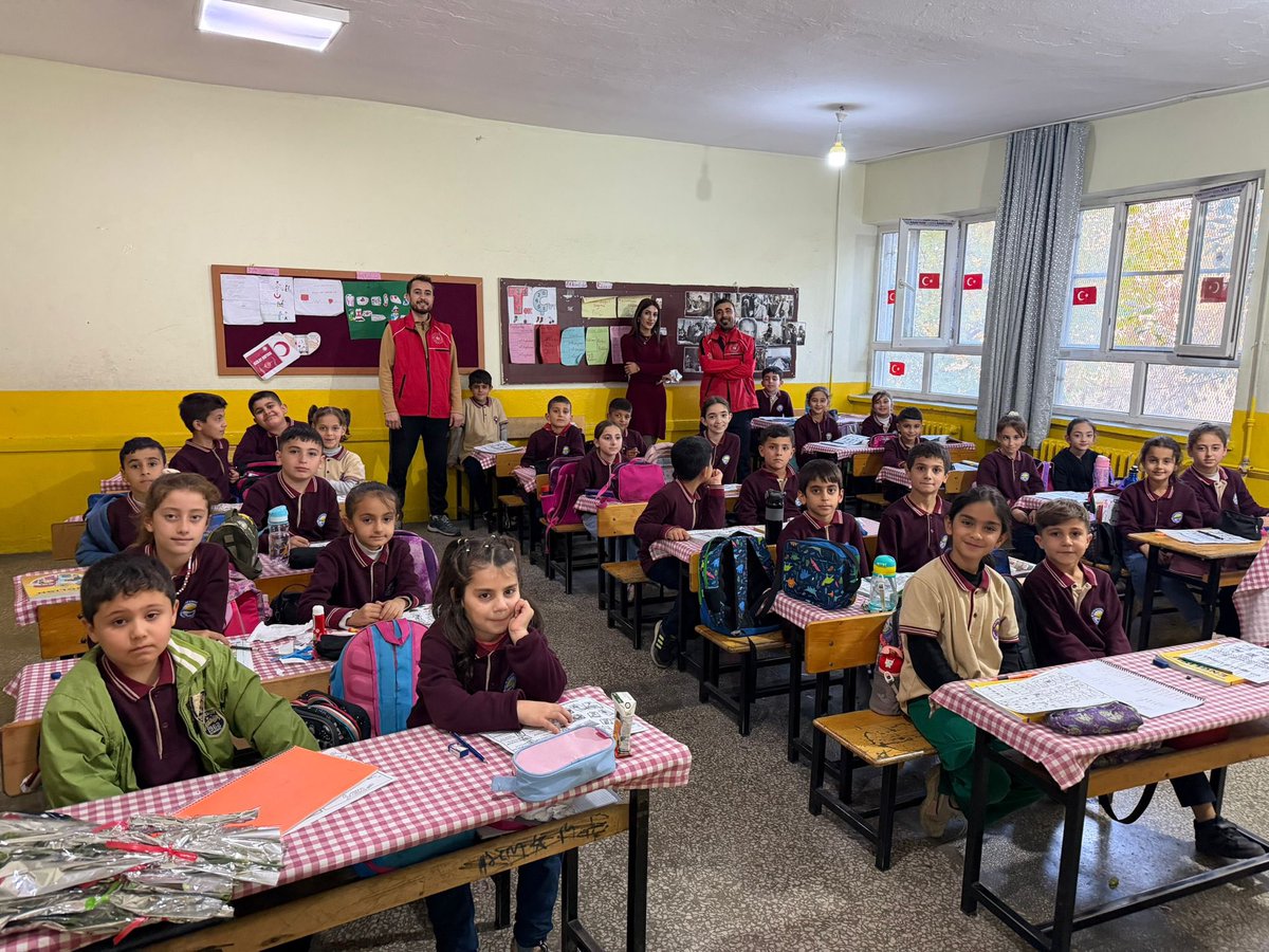 100. Yıl Ortaokulunda Merkezim Her Yerde Faaliyetleri kapsamında 24 Kasım Öğretmenler Gününü kutlayıp Gençlik Merkezi tanıtım faaliyetlerimizi gerçekleştirdik.
#GSBGM
#merkezimheryerde