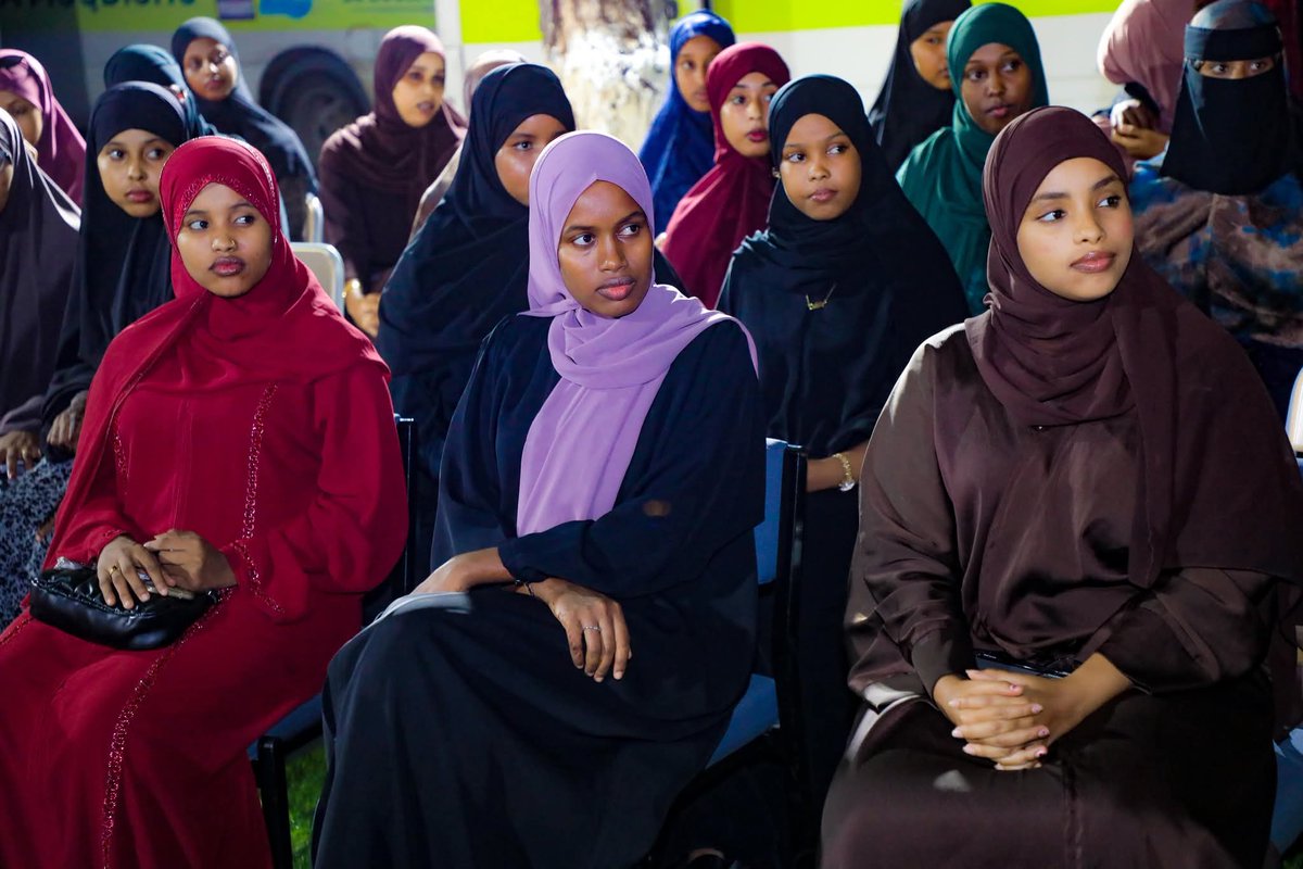 shafici_ibrahim's tweet image. Had an insightful gathering of girls at @MogUniver Faculty Political Science! Facilitating by journalist @FardowsaSheikh, they discussed career pathways, skills, opportunities, and challenges. Empowering women to thrive in their careers! 
 #CareerPathways #GirlsInLeadership