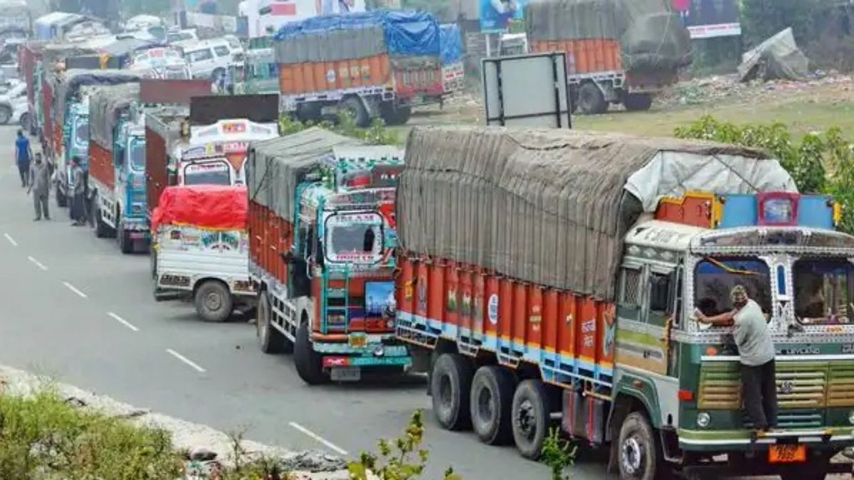 NewsDotz's tweet image. #RoadSafety  #PCMC

पिंपरी-चिंचवड पोलीस, पीएमआरडीए आणि आरटीओ यांनी जड वाहनांमुळे होणारे अपघात कमी करण्यासाठी नव्या उपाययोजना लागू केल्या आहेत.
#PCMC #TrafficSafety #HeavyVehicles #PMRDA #RTO #RoadSafety