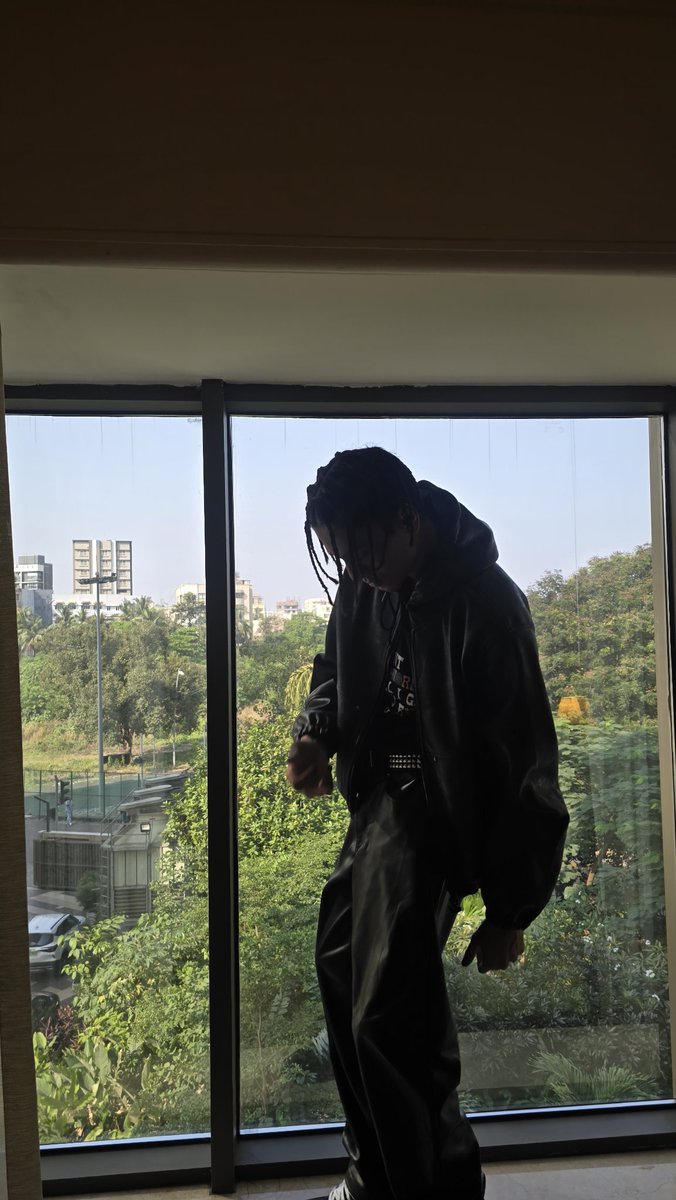 st1fe's tweet photo. The last show of the tour 🌵☄️🛸🔥🎡🥶🦋❗️
Mumbai Lit! 

#CIRCUSMAXIMUSTOUR #Mumbai #TravisScott #Utopia #AstroWorld https://t.co/PRdpwcLCly