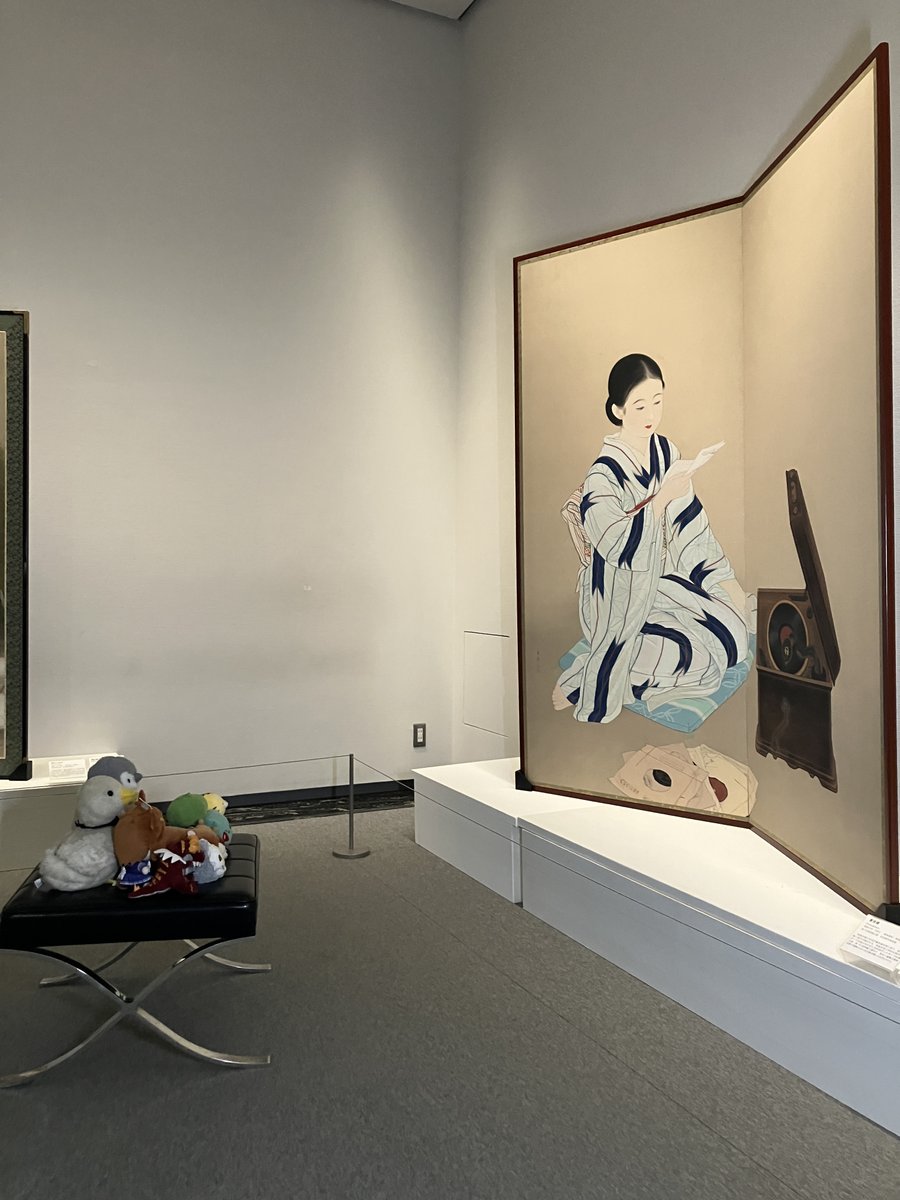 ncam_Nagoya's tweet image. 【#ぬいぐるみお泊り会】今日の閉館後は、展示室でキレイな鳥や昔の名古屋の風景を描いた作品を鑑賞しました！1枚目の《蓄音機》という作品では、着物をきたお姉さんが音楽を聴いています。昔は音楽を聴くためには、こんなに大きな機械が必要でした。