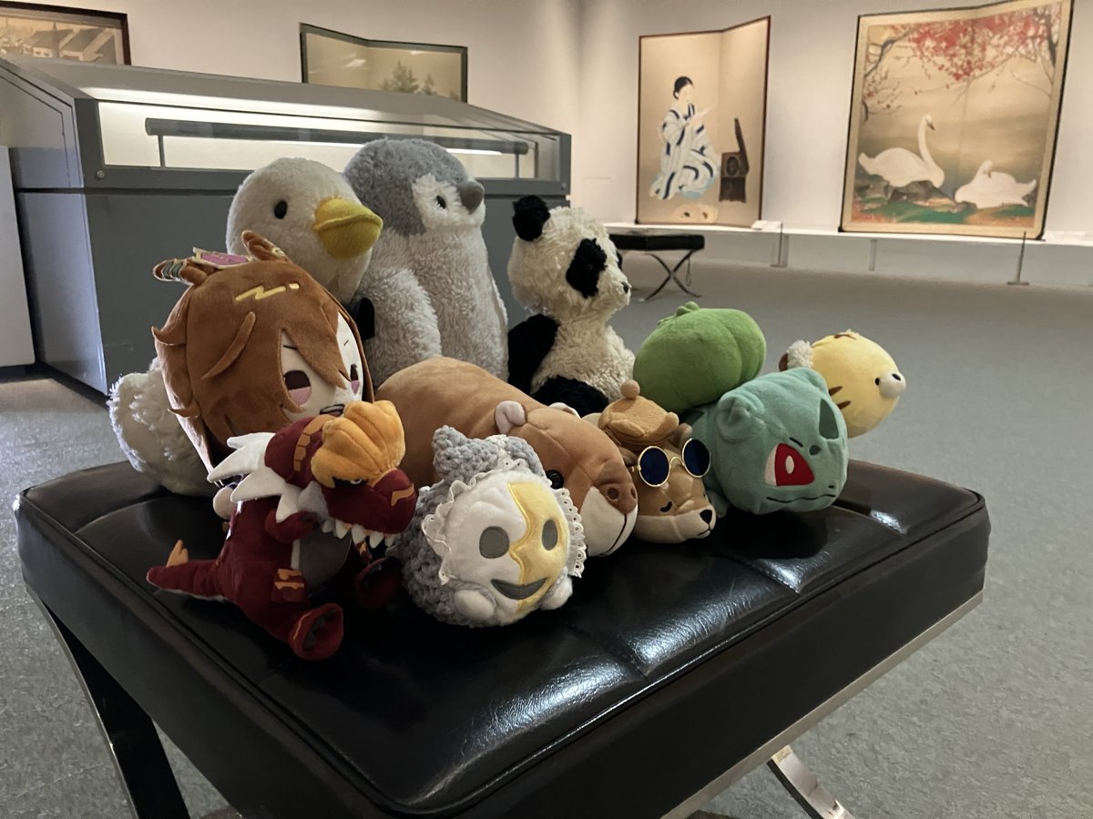 ncam_Nagoya's tweet image. 【#ぬいぐるみお泊り会】今日の閉館後は、展示室でキレイな鳥や昔の名古屋の風景を描いた作品を鑑賞しました！1枚目の《蓄音機》という作品では、着物をきたお姉さんが音楽を聴いています。昔は音楽を聴くためには、こんなに大きな機械が必要でした。