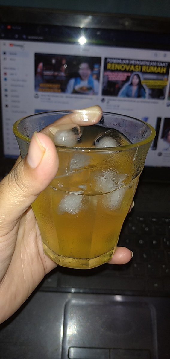 dwintata's tweet photo. Udah seminggu coba minum kombucha. Awal minum takut rasanya aneh, tp ternyata enak. Kayak minuman Tebs tp ada asem-asemnya. Lumayan bikin ngurangin pengen minuman manis sih 👍🏻 https://t.co/RNHC5H02Az