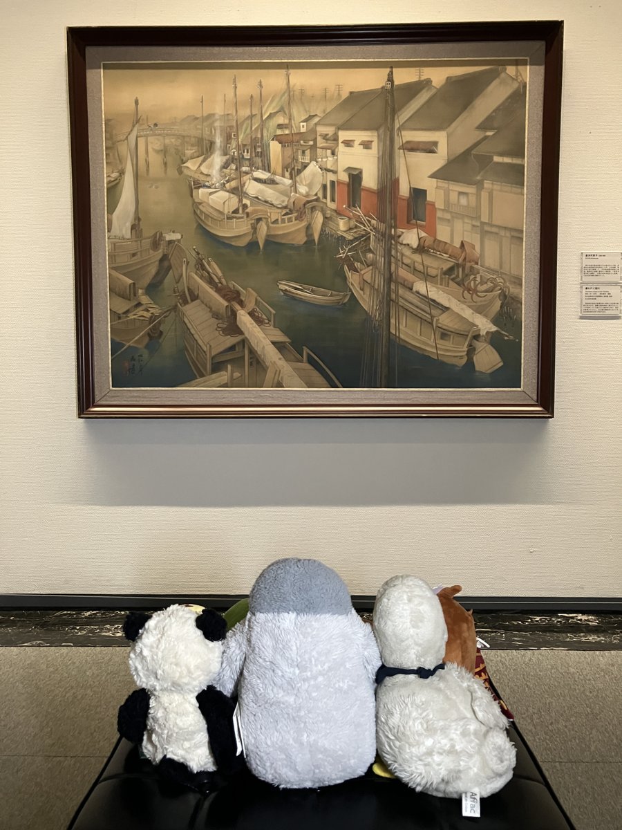 ncam_Nagoya's tweet image. 【#ぬいぐるみお泊り会】今日の閉館後は、展示室でキレイな鳥や昔の名古屋の風景を描いた作品を鑑賞しました！1枚目の《蓄音機》という作品では、着物をきたお姉さんが音楽を聴いています。昔は音楽を聴くためには、こんなに大きな機械が必要でした。