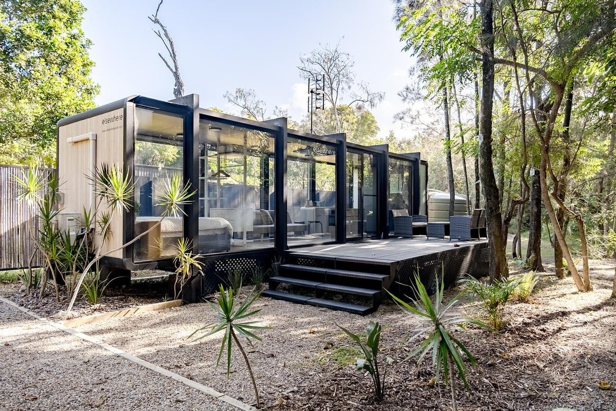 planetedeco's tweet image. Découvrez cette tiny house vitrée de 24m2, un module futuriste mêlant design, confort et écologie 
urls.fr/uXqf15