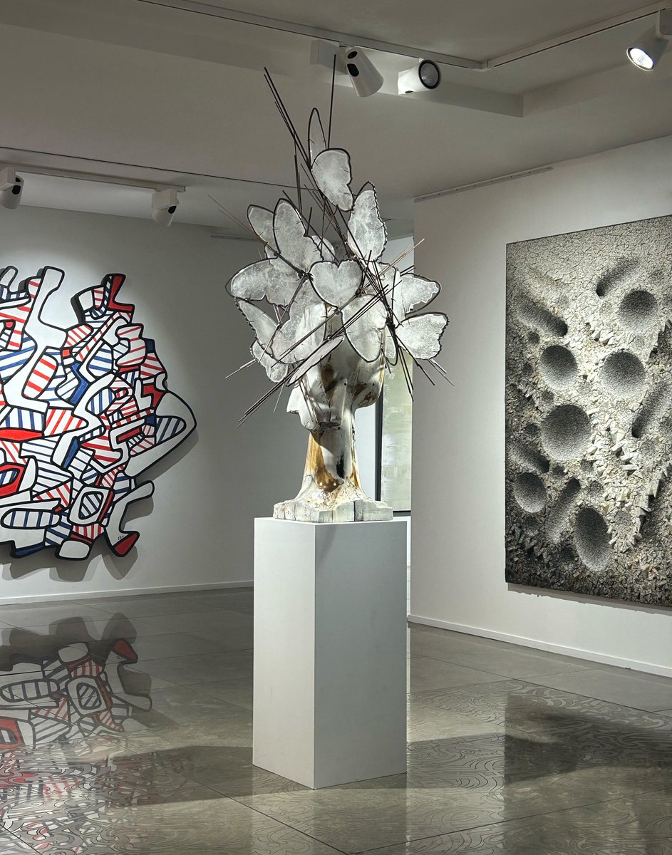 OperaGallery's tweet image. Now on view at Opera Gallery Paris: Jean Dubuffet’s iconic Hourloupe world meets the luminous Murano-glass ‘Mariposas’ of Manolo Valdés and the textured hanji universes of Chun Kwang-Young.

A powerful conversation between form, material and imagination.

✅ Discover more and…