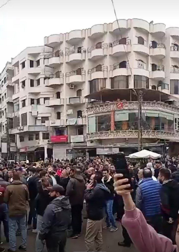 SyJusticeArc's tweet image. #Jableh: Thousands of protesters are gathering at the Al-Amarah Roundabout, demonstrating against sectarian killings and arbitrary arrests, and demanding the release of detainees in the prisons.