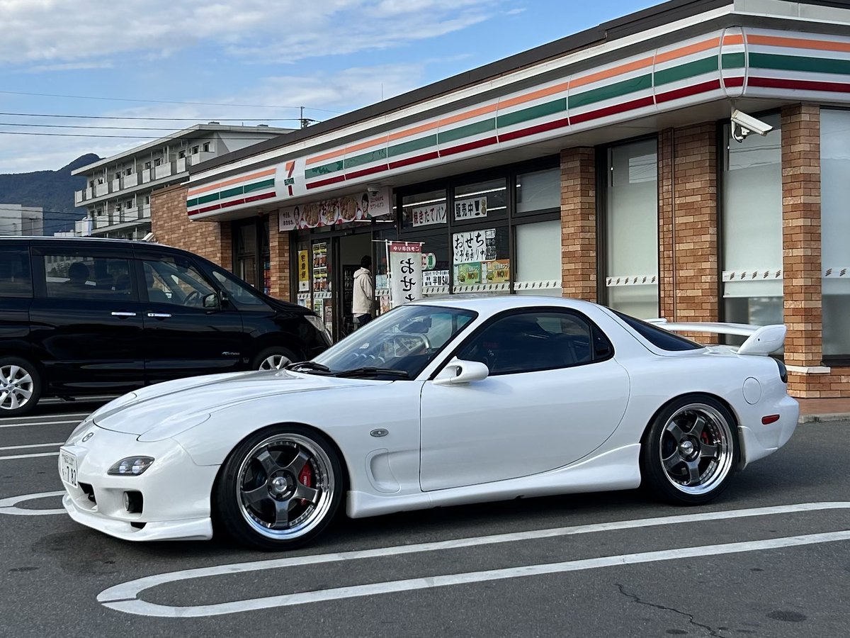 tomo_fd3s_3's tweet image. コンビニでコーヒーを飲みながら愛機を眺める…冷たい視線を感じながら…😂
写真撮影も然り🤔w