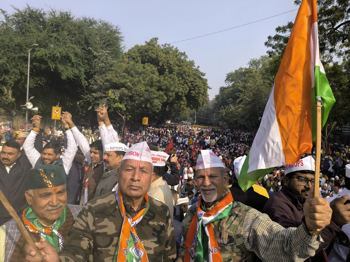 👉 जंतर मंतर पर पुरानी पैंशन बहाली आंदोलन में पूर्व अर्धसैनिकों द्वारा 11 जनवरी 2023 को माननीय दिल्ली उच्च न्यायालय द्वारा सुनाए गए ऐतिहासिक को लागू करने की जोरदार मांग।
#OPS
#OPS_For_CAPF
#Stop_Disparity_With_CAPF 
youtu.be/IAK7ZZw5ehE