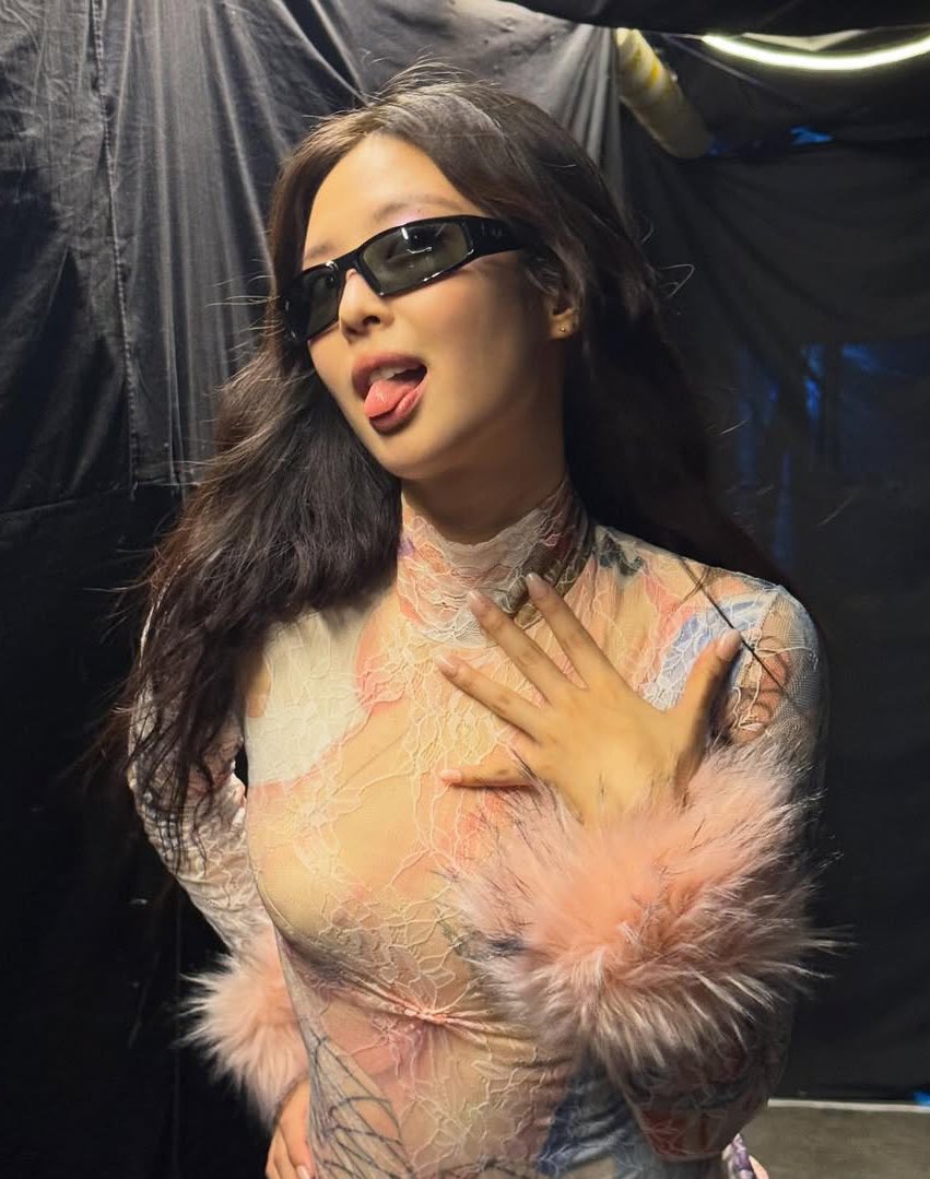 blckpinkpic's tweet photo. EXCUSE ME JENNIE? https://t.co/4zx4PMDpnZ
