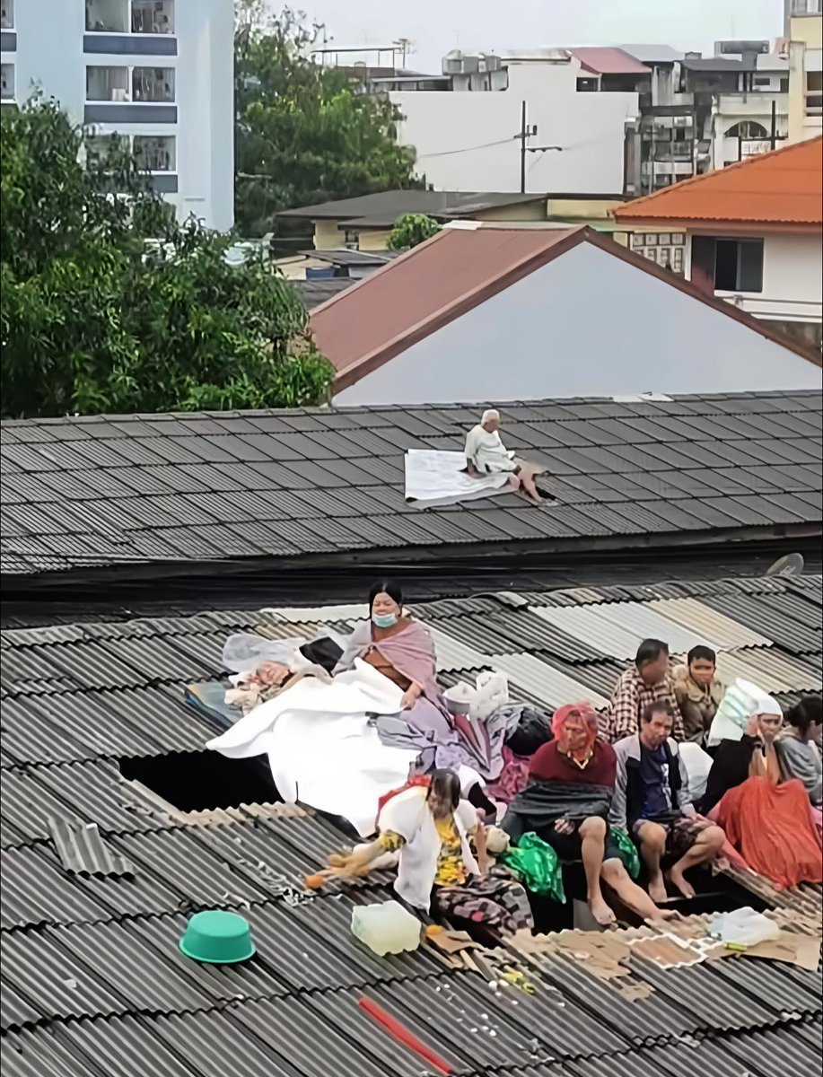 thepchaiyong's tweet image. ทีมโดรนของไทยพีบีเอสบันทึกภาพผู้ประสบภัยแถวคลองหอยโข่ง อ.หาดใหญ่ ที่ต้องฝ่าทะลุหลังคาบ้านขึ้นมาหนีน้ำท่วมเพื่อรอความช่วยเหลือ มีทั้งคนชราและคนป่วย