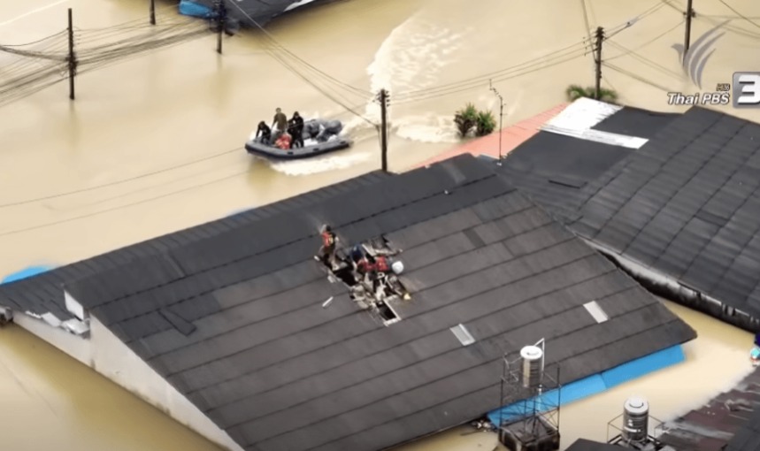 thepchaiyong's tweet image. ทีมโดรนของไทยพีบีเอสบันทึกภาพผู้ประสบภัยแถวคลองหอยโข่ง อ.หาดใหญ่ ที่ต้องฝ่าทะลุหลังคาบ้านขึ้นมาหนีน้ำท่วมเพื่อรอความช่วยเหลือ มีทั้งคนชราและคนป่วย
