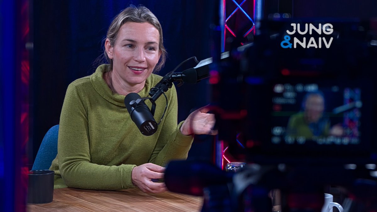 aahsh's tweet image. #BehindTheScenes of @JungNaiv
Live: @TiloJung interviews @lea_ypi from @LSEEcon

With the philosopher it&apos;s all about capitalism, marxism and democracy! 

Hans notes the best audience questions from the livechat:
youtube.com/live/5xT5udzn3…