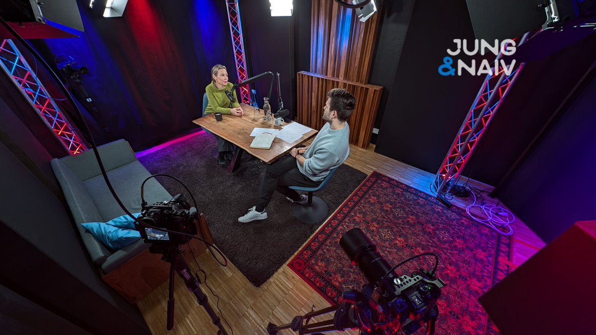 aahsh's tweet image. #BehindTheScenes of @JungNaiv
Live: @TiloJung interviews @lea_ypi from @LSEEcon

With the philosopher it&apos;s all about capitalism, marxism and democracy! 

Hans notes the best audience questions from the livechat:
youtube.com/live/5xT5udzn3…