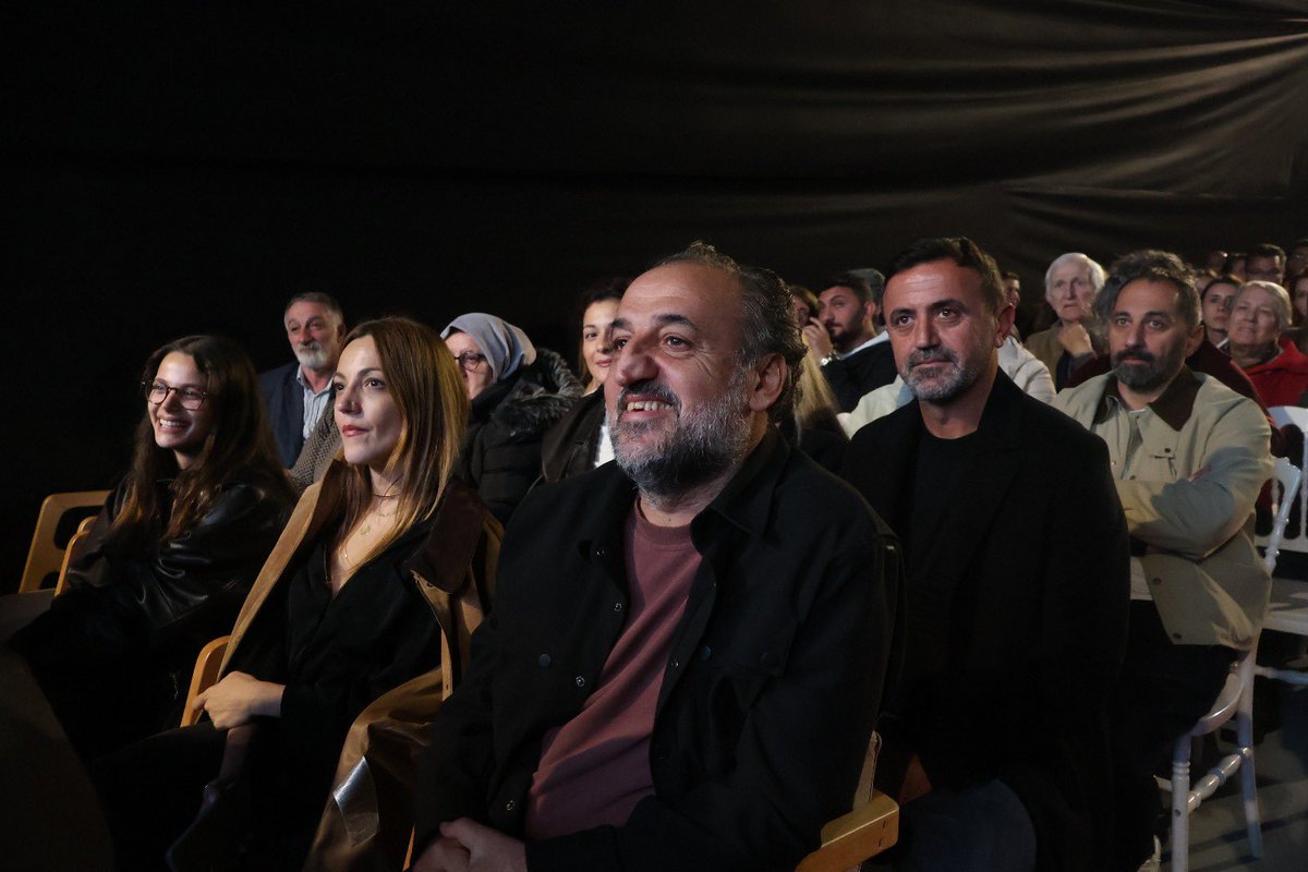Hopa Belediyesi’nin ev sahipliğinde yönetmen Özcan Alper ve Antalya Altın Portakal Film Festivali En İyi Kadın Oyuncu Ödülü sahibi Leyla Tanlar’ın katılımıyla “Erken Kış” filminin galası Hopa’da gerçekleştirildi.

hopam.com/icerikdetay.ph…