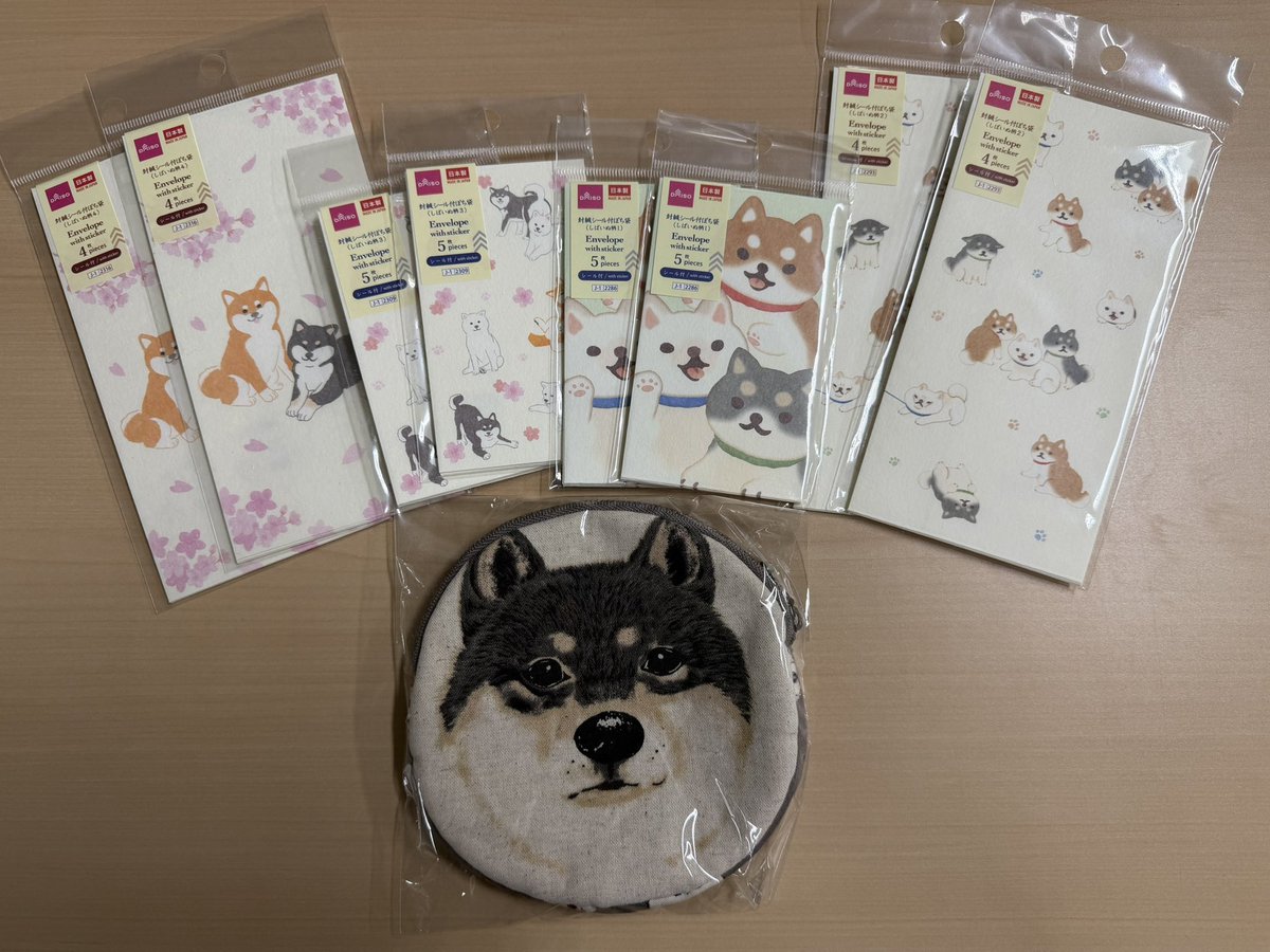 ダイソーポチ袋、あまりに可愛すぎてたくさん買いました❣️
そして友達にもらったポーチ🥰
でも、ポチ袋たくさん過ぎた💦

#黒柴　#お空組1ヶ月