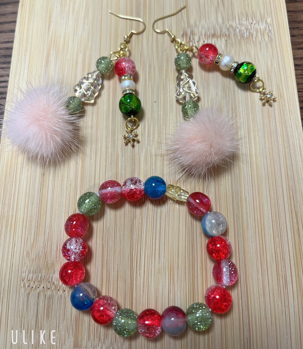 【🎄christmasピアス】

薄いピンクのふわふわにクリスマス🎄ツリーを合わせました。
右側はグリーン🟢ホタルガラス玉とパール、雪の結晶を合わせました。

ブレスレットはchristmascolorのガラスビーズを使用。
お値段ピアス【￥1800】ブレスレット【￥800】となります。