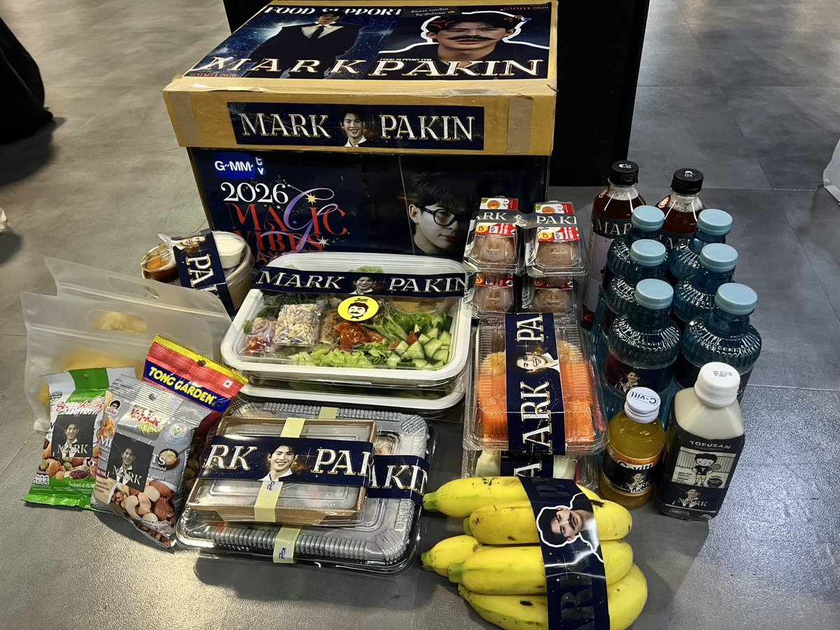 aboutmarkpakin's tweet image. 🍱 Food Support for #GMMTV2026 🪄✨

มื้อเย็นวันนี้ จัดส่งอาหาร เครื่องดื่ม พร้อมผลไม้เติมแรงกายแรงใจให้มาร์คเรียบร้อย พร้อมขึ้นประกาศงานในปี 2026 แล้วค้าบ 😋🥰🍽️

ขอบคุณความอร่อยจากคุณ @Chom_Pooh0190 🙏🏻💙

#ภาคินกินอะไร
#mmarkpkk #kkramm