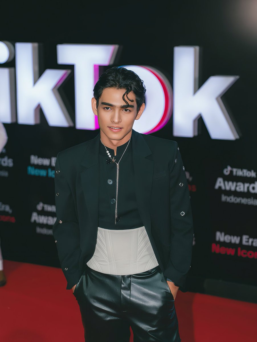 lockbils's tweet image. face card