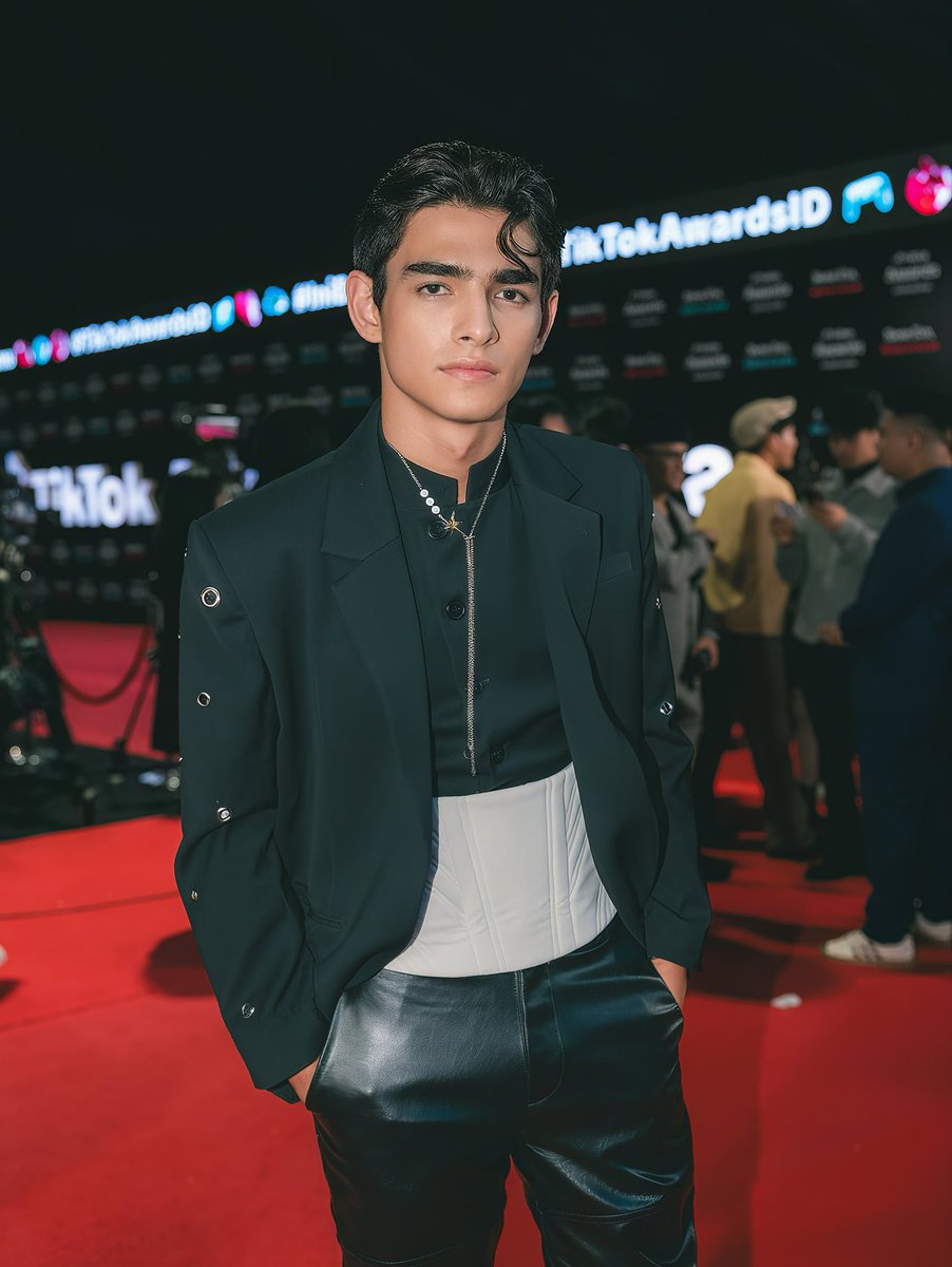 lockbils's tweet image. face card