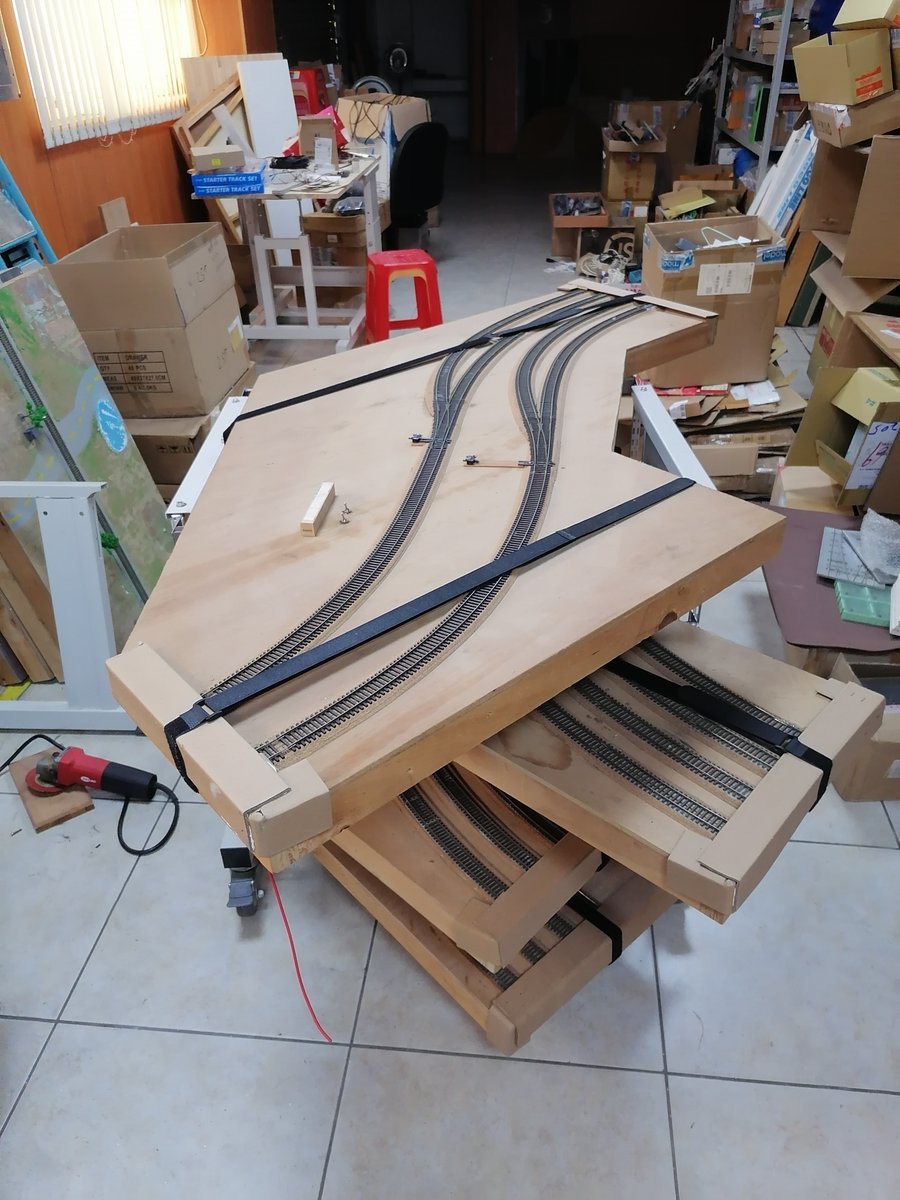 ANE_MODEL_TECH's tweet image. 新しい free-mo ループレイアウト用の収納・運搬台がついに完成し、第一段階のテストも無事クリアしました。これでモジュールを安全に保管しながら長時間運転テストができそうです。今後の発展もぜひ見守ってください。
#freemo #鉄道模型