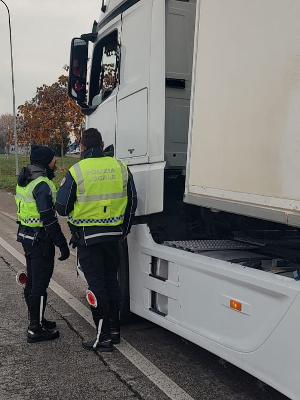 Controlli mirati sull'autotrasporto in via Industria: la Polizia Locale verifica documenti e tempi di guida