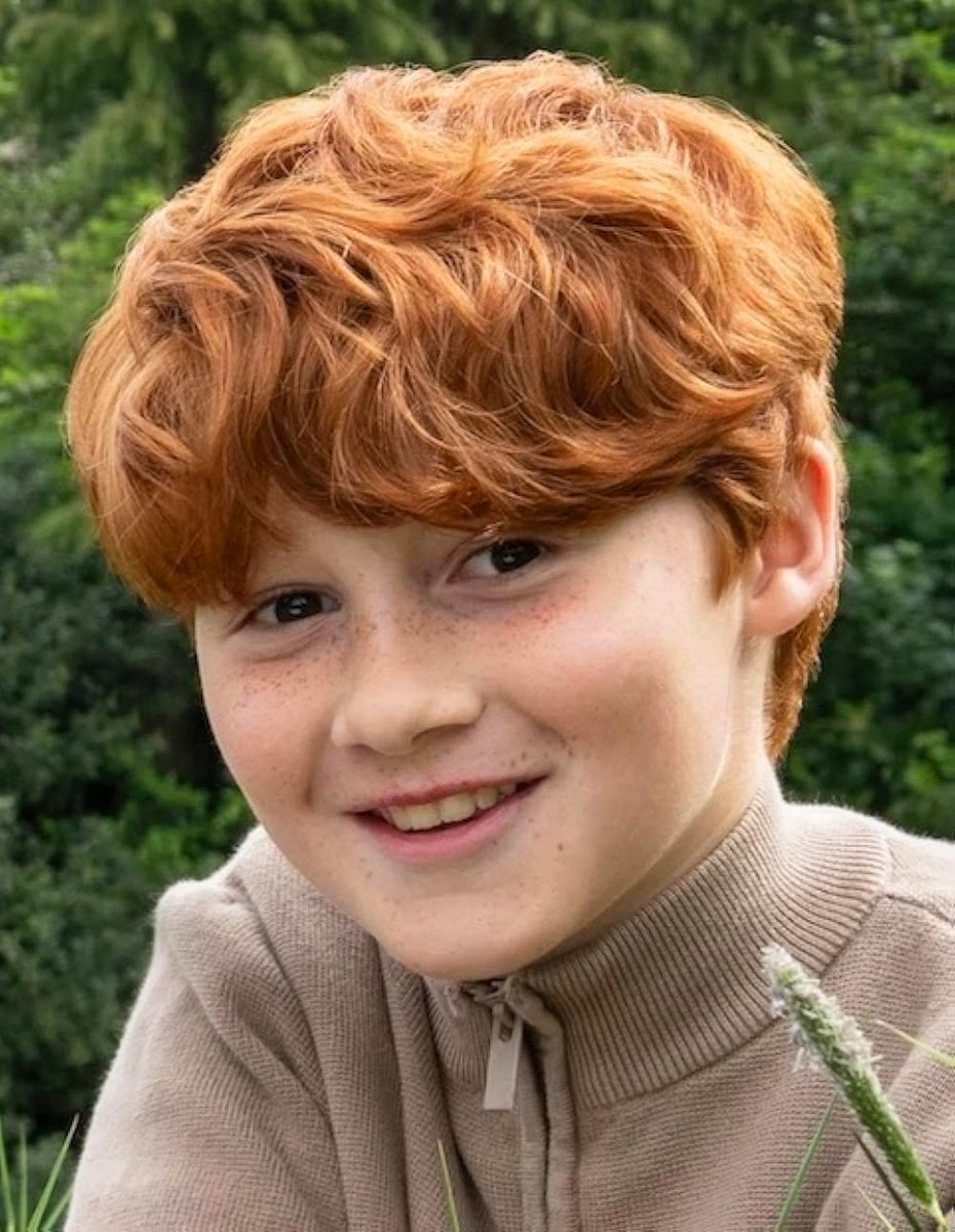 PreviouslySerie's tweet photo. #HarryPotter

🔴NOVEDAD🔴

Ron ha escrito a Ron.

Rupert Grint, al igual que Daniel Radcliffe con Dominic McLaughlin, ha escrito a Alastair Stout ahora que será Ron Weasley en la serie de #HarryPotter tal y como explica en la @BBC:

“Le escribí una carta antes de que empezaran, pasando el testigo por así decirlo.

Realmente solo le deseaba todo lo mejor. Me divertí mucho entrando en este mundo, y espero que él tenga la misma experiencia... Es bastante extraño que el ciclo vuelva a suceder. Estoy realmente intrigado por cómo va a ser.

Creo que es genial que sea algo completamente nuevo. Va a hacerlo suyo”.