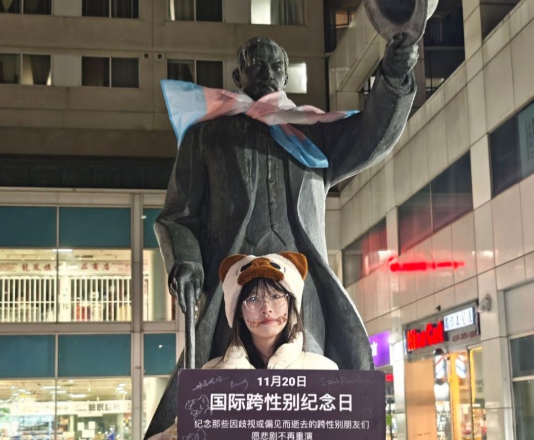 首先，辛亥革命烈士的抛头颅洒热血不是你们键盘侠们能碰瓷的，性别问题怎么闹属于社会议题，不是政治革命，也不会改变一个国家命运走向，二者完全不在一个级别！

如果你们立横幅，向当地政府申请游行我都没意见，而你在孙先生雕像上悬挂异物，就等于把自己的意志强加于别人头上😅