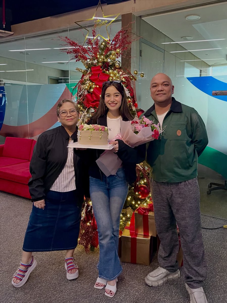 aintreich's tweet photo. star magic welcomes reich back from bnk. thank you, star magic fam! 🫶🏼

link: https://t.co/dWDFUidCwF

#ReichAlim | @reich_ra3 https://t.co/4ur9PmvDFH