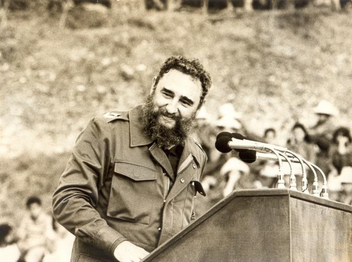 🇨🇺A Fidel lo han querido sacar de la historia. Unas veces por la fuerza, con más de 600 intentos fallidos para asesinarlo; otras queriendo rescribir la historia misma o intentando mancillar su nombre. Pero su ejemplo se alza como las palmas, sigue, y seguirá siendo inspiración.