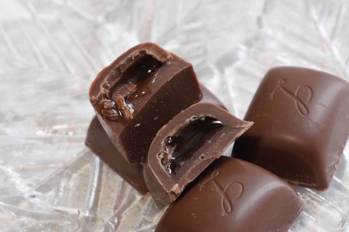 ロッテの『カルヴァドス』が6年ぶりに復活！濃厚なミルクチョコレートコーティングの中にはフルーティなりんごの洋酒"カルヴァドス"を使用したシロップ入り。これ好き。