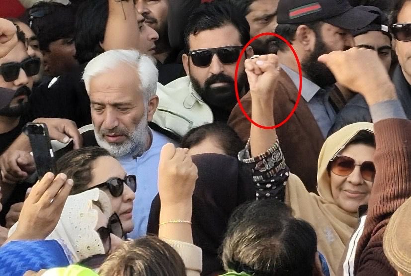 جابر ریاست کیجانب سے گزشتہ دنوں روا رکھی جانے والی فسطائیت کے باوجود، علیمہ خان آج اپنے بھائی عمران خان سے ملاقات کیلئے اڈیالہ پہنچ گئیں۔ چہرے پر مسکراہٹ اور بلند مکا اُن کے عزم، حوصلے اور بے خوفی کی علامت ہے۔
#چلو_چلو_اڈیالہ_چلو