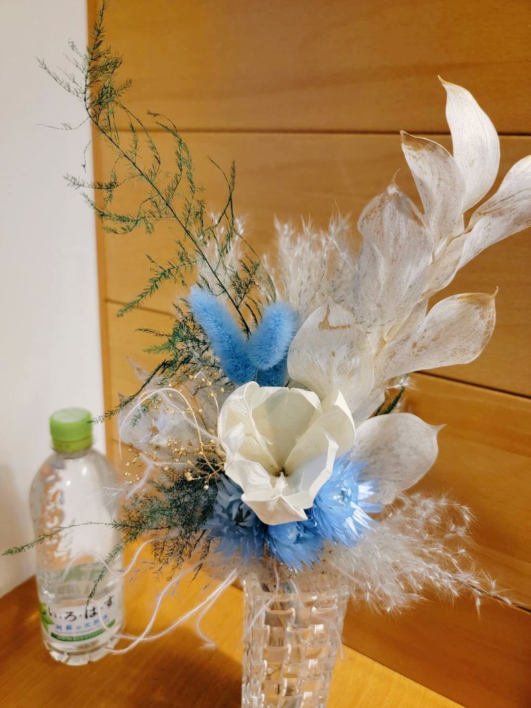 muu_kaze_'s tweet photo. 先日の誕生日にお友達がプレゼントしてくれたフェザーリボンスワッグに
爽やかいろはす風さんをイメージして飾っていたドライフラワーをミックスして壁に飾ったらフェミニンな印象に変わってかわいい～ https://t.co/loQWEhbRhP