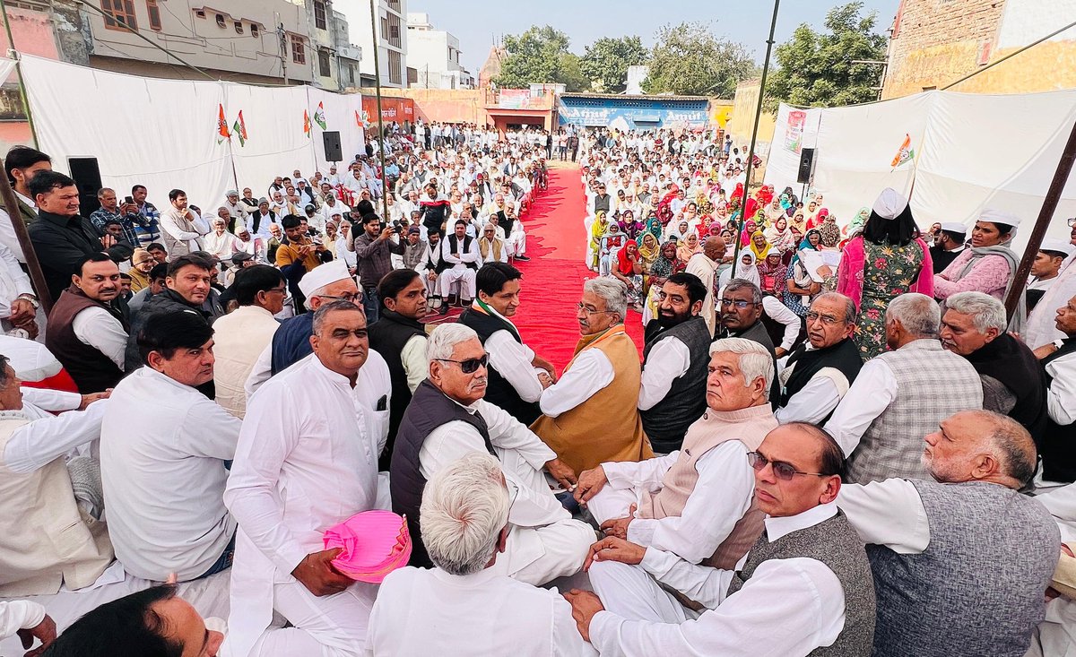 DeependerSHooda's tweet photo. यह सरकार जनभावनाओं से नहीं बनी, इसलिए जनभावनाओं की कद्र भी नहीं कर रही है।

आज📍दादरी में 'वोट चोर, गद्दी छोड़' अभियान के तहत आयोजित रोष प्रदर्शन में @INCHaryana अध्यक्ष श्री @RaoNarenderS जी और कार्यक्रम की अध्यक्षता कर रहे पूर्व CPS @RaoDanSinghHR जी व AICC सचिव एवं @INCHaryana सह-प्रभारी @JitendraBaghel_ जी के साथ शामिल हुआ।

साथ दादरी कांग्रेस जिलाध्यक्ष सुशील धानक जी, दादरी विधानसभा से कांग्रेस प्रत्याशी रही @manishasangwan4 जी, पूर्व विधायक @ChSomvirSingh जी, पूर्व विधायक कर्नल रघबीर छिल्लर जी, पूर्व विधायक सोमबीर सांगवान जी, पूर्व विधायक सुखविंदर मांडी जी, पूर्व CPS रण सिंह मान जी, पूर्व विधायक धर्मपाल सांगवान जी, पूर्व विधायक नृपेंद्र श्योराण जी, सतपाल दहिया जी, बलराज फोगाट जी, अनिल धनखड़ जी, जोरावर सांगवान जी, डॉ. विजय मंडोला जी, धर्मेन्द्र छप्पर जी, राजू मान जी, अमन डालावास जी, नितिन जांगू जी, एससी सेल के राजेश जी, पूर्व चेयरमैन प्रीतम जी, लीला समसपुर जी, योगेश इमलोटा जी, वीरेन्द्र चरखी जी, बलजीत फोगाट जी, सत्यवान पहल जी, हरदीप चहल जी, जयन्त बाढड़ा जी, सुरेश पंडवानिया जी, महिला कांग्रेस से सावित्री जी, दादरी यूथ कांग्रेस के जिलाध्यक्ष दीपक सांगवान जी आदि।