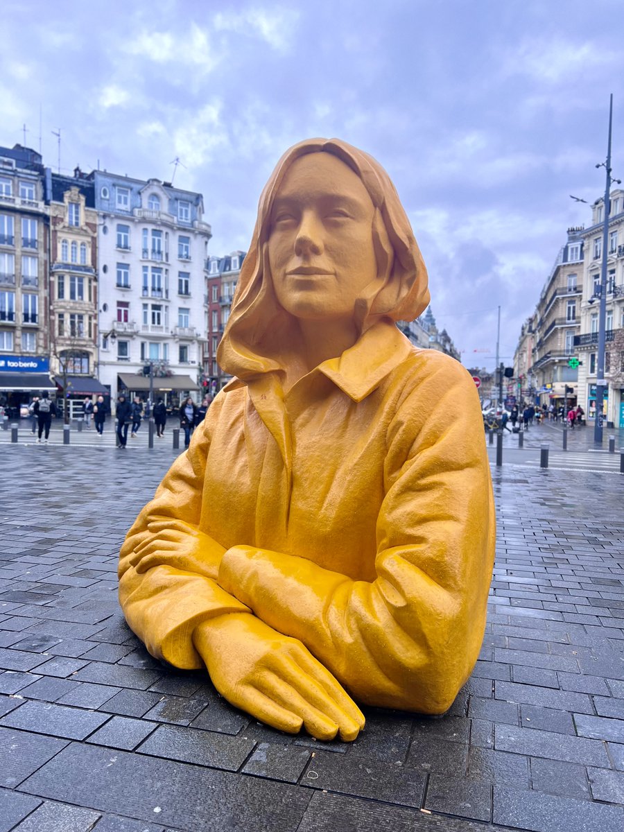 LizzieHelenMay's tweet image. #AlphabetChallenge #WeekVforVowels - ochre, oversized &amp;amp; enigmatic
#Saturdaystatue (Xavier Veilhan, Romy, 2019, Lille)