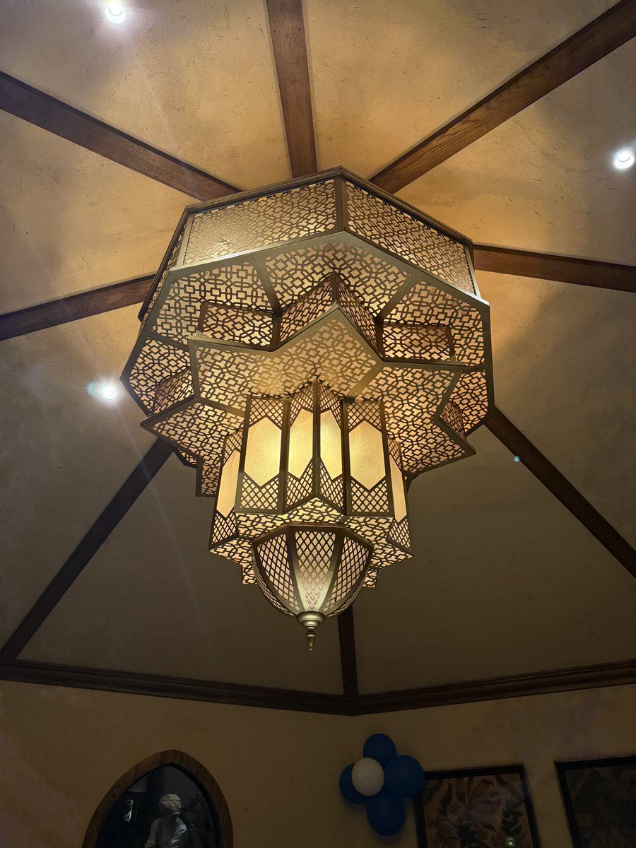 中国着いてディナー(ง ˙˘˙ )ว
なんか今まで来たレストランと雰囲気違う！