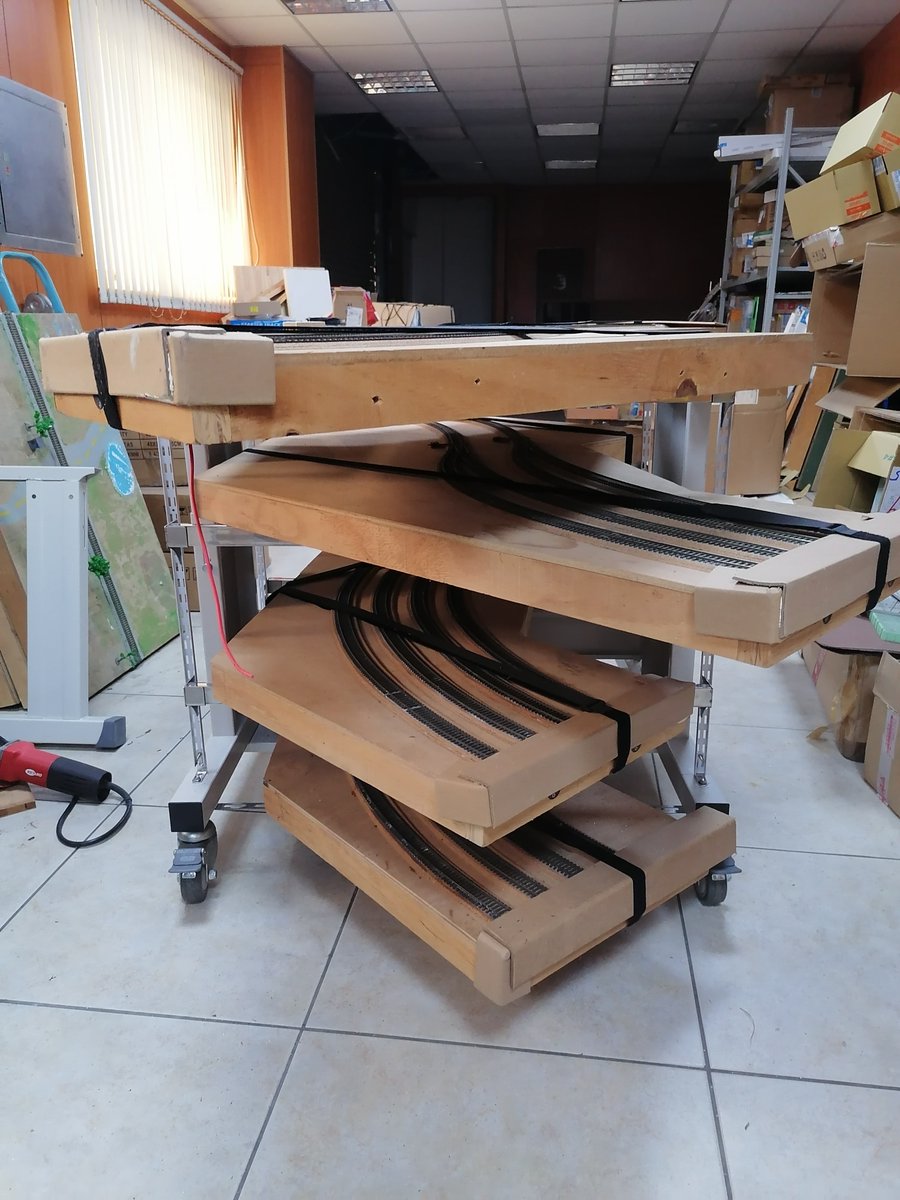 ANE_MODEL_TECH's tweet image. Our new storage and transport stand for the free-mo loop has finally been completed, and the first stage of testing went well. Now we can store the modules safely and prepare for long continuous running.
#FreeMo #ModelRailroad