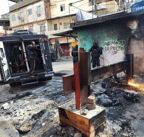 NÃO FALHA! Vereador Ernane Aleixo, do PL de Bolsonaro, é preso no Rio por envolvimento na construção de barricadas da facção TCP. De acordo com a polícia, mensagens e áudios mostram o fornecimento de materiais e apoio logístico.