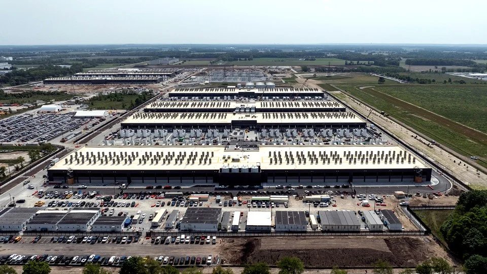 faceoff_tech's tweet image. AI Data Centers Hit a New Risk: Hardware Becoming Obsolete Overnight
#AIDataCenters #HardwareObsolescence #TechDisruption #AIInfrastructure #RapidInnovation #FutureOfComputing #TechRisk #DataCenterChallenges #AIEvolution #NextGenHardware

faceoff.world/news/ai-data-c…