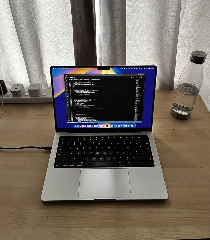 pranavcodes_'s tweet image. In the end, it&apos;s just you, your Macbook, and everything you&apos;re about to build 🙌🏻
