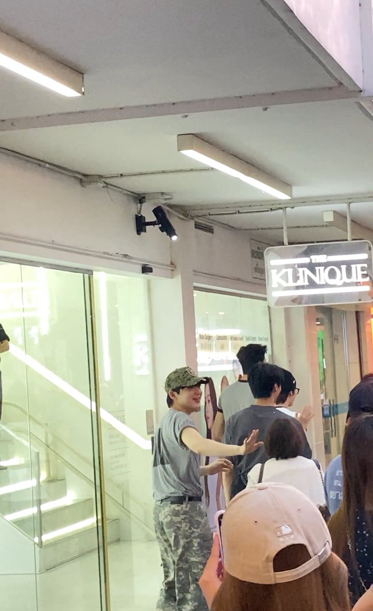 Chaosxosayy's tweet image. เข้าใจคำว่าคิดถึงจนน้ำตาไหลแล้วจริงๆ (บังเอิญ)ได้เจอในรอบ5-6เดือนเลย คิดถึงมากกก จังหวะเห็นแค่หลังก็น้ำตาคอลแล้วอ่ะ คิดถึงมากจริงๆนะแอลลาส🥹♥️ วันที่5เลยได้ไหม คิดถึงมากจัง😭 #ATLASth #ATLAS_TH