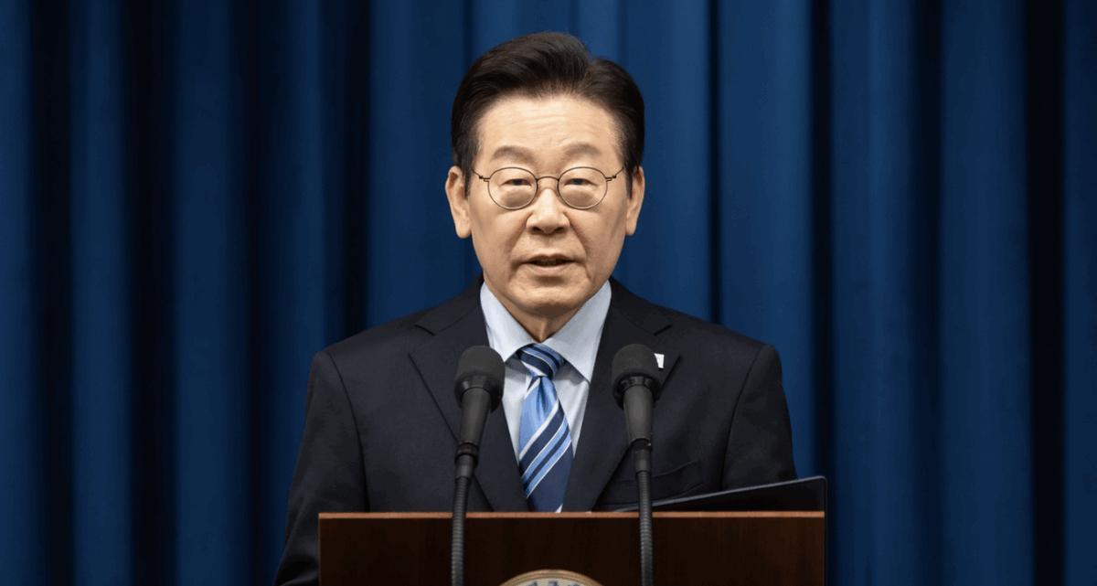 RevEricFoley's tweet photo. Korean President Lee questions the value of radio broadcasts to NK, contending that "all the information is available online"--an unusual claim about NK, which has the lowest rate of Internet access in the world due to govt restrictions. 1/3

https://t.co/4pxZhnUa7D https://t.co/2ktXwQLQ8K