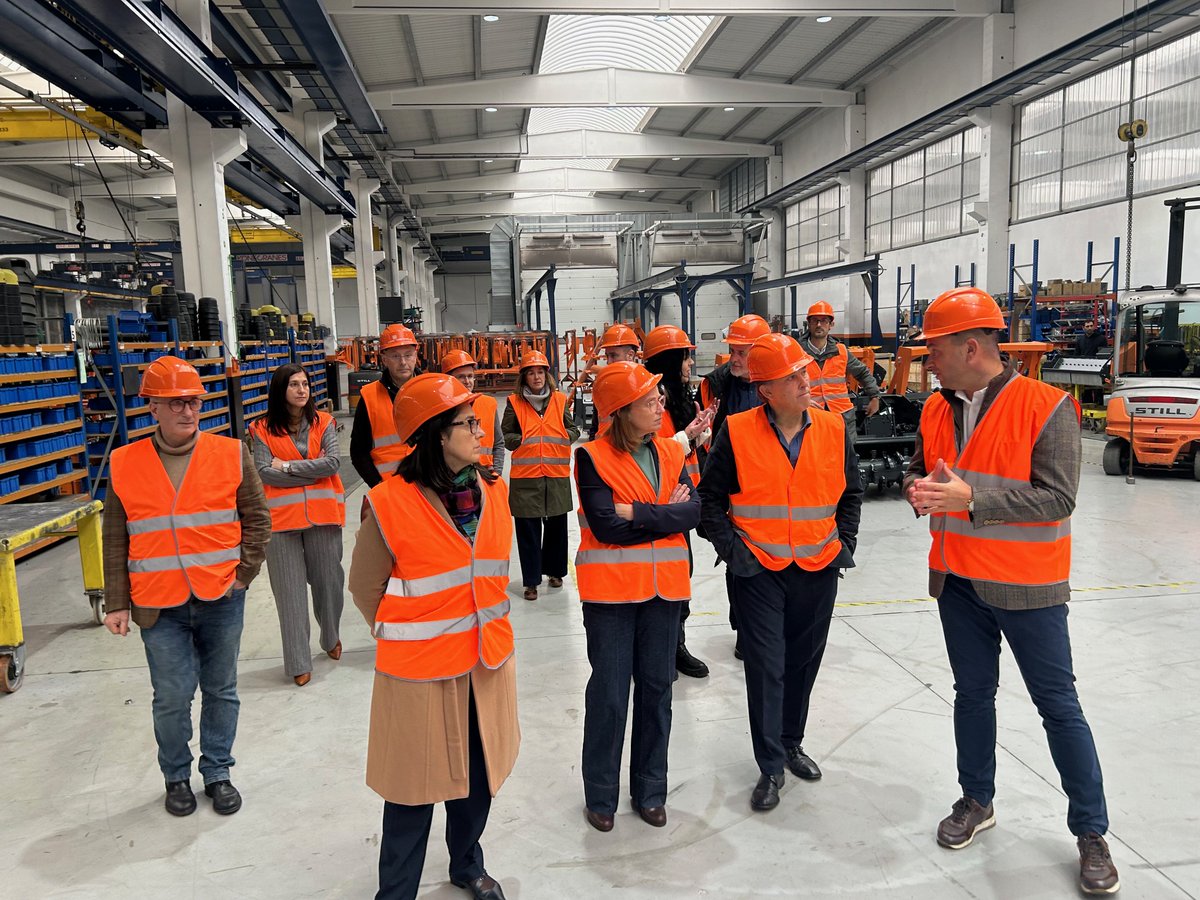 axenciaGAIN's tweet photo. Visitamos @tmccancela en Tordoia para coñecer o proxecto H2RCV, apoiado por MisiónsRIS3 da @Xunta con fondos europeos #Feder

🌿O consorcio desenvolve unha plataforma robotizada baseada en hidróxeno verde para realizar operacións de trituración forestal

ℹ️https://t.co/7ZTmeVnLRm https://t.co/yPDB8hY7RY